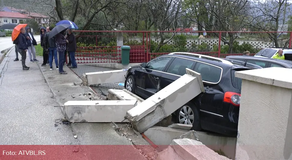 Tri udesa na istom mjestu u jednom danu: Auto završio u garaži