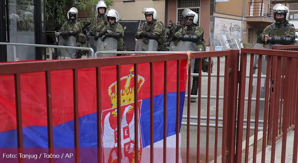 Grupa Srba i noćas ostaje ispred zgrada opština, sutra nastavak protesta