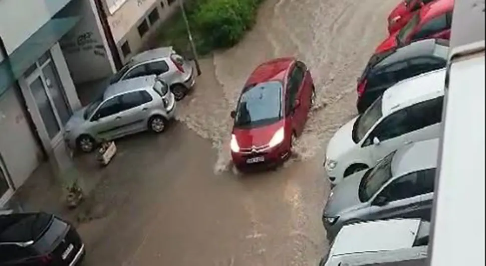 Poplavljena Vilsonova ulica u naselju Obilićevo