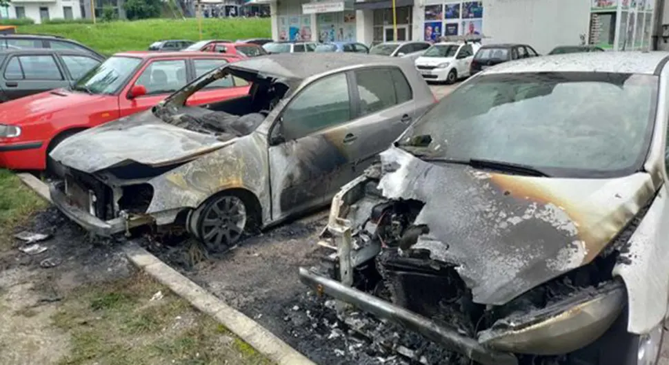 Zapalila se dva automobila, evo šta kaže policija