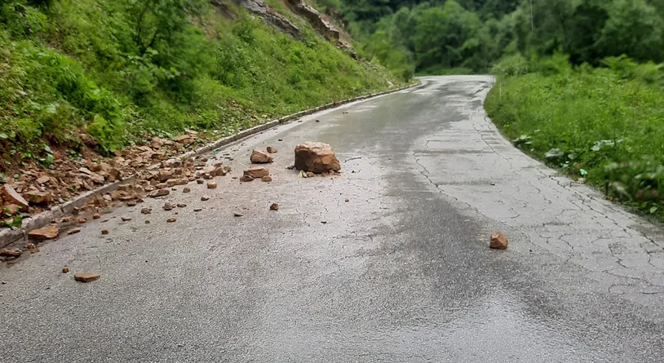 Haos u dijelu BiH: Pokrenulo se klizište, blokiran put