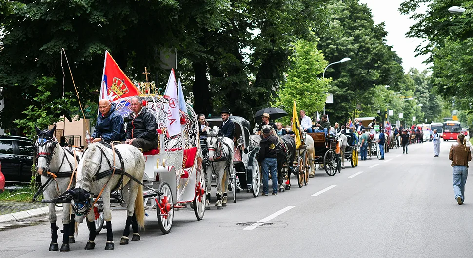 Banjalučkim ulicama prodefilovale kočije i konjanici