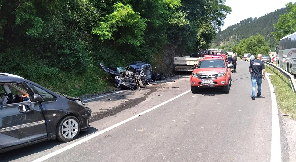 Stravična nesreća: U sudaru tri auta i teretnjaka jedno poginulo, četvoro povrijeđenih