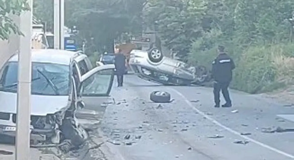 Jezive fotografije sa mjesta teške saobraćajke - Jedno vozilo na krovu, drugo se zabilo u banderu