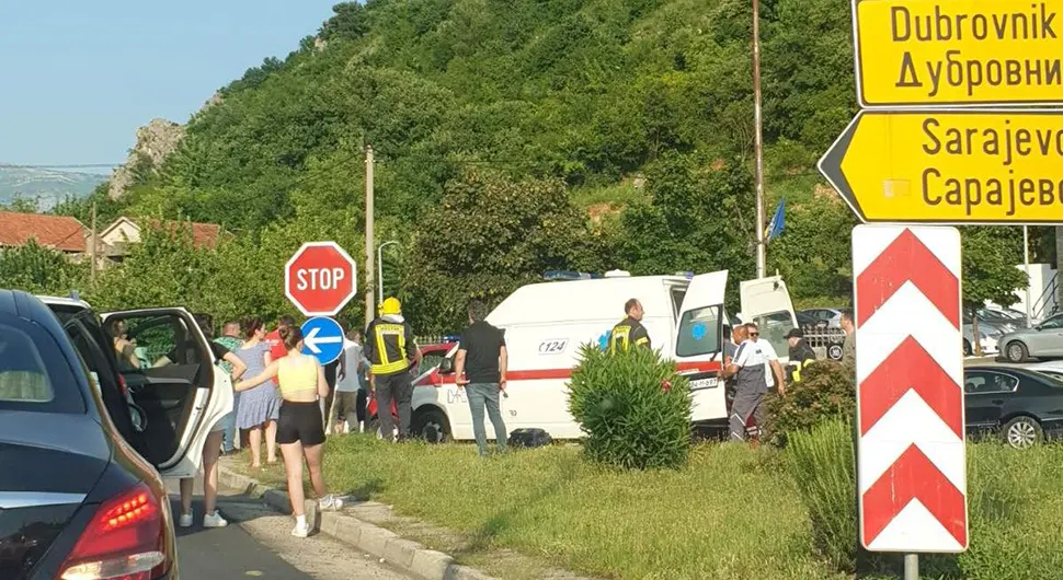 Sudar dva automobila, vatrogasci vade povrijeđene iz vozila