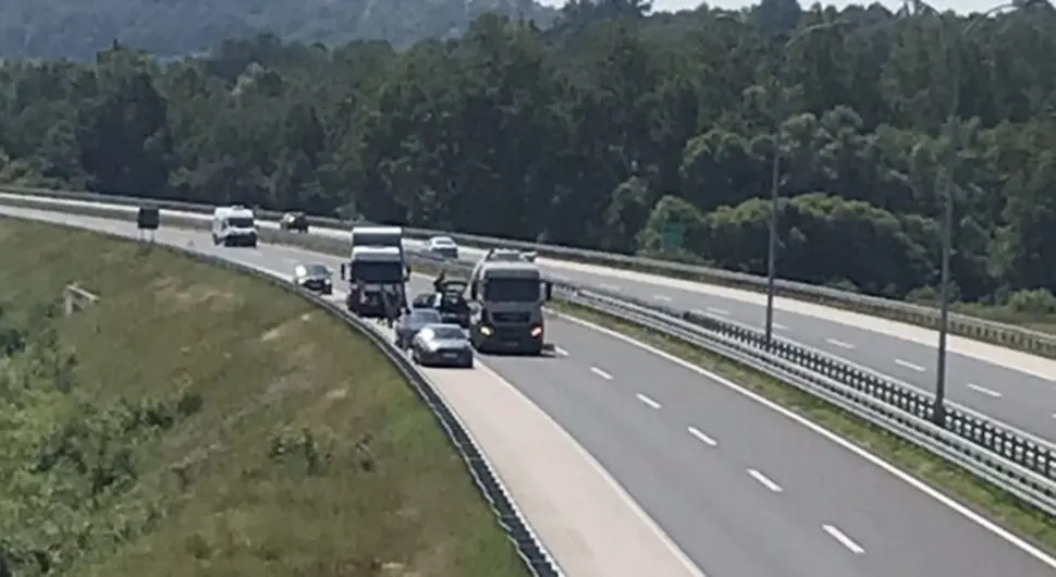 Upozorenje: Kedi ide suprotnim smjerom na auto-putu Banjaluka - Gradiška