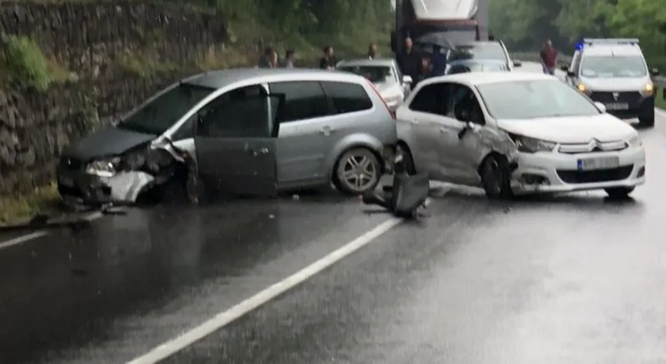 Teška saobraćajka: Dijete hitno prevezeno u bolnicu, saobraćaj potpuno obustavljen