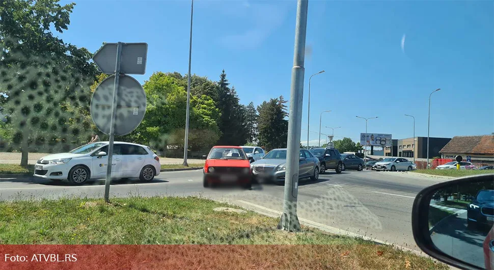 Sudar kod banjalučke Lesnine, vozači oprez