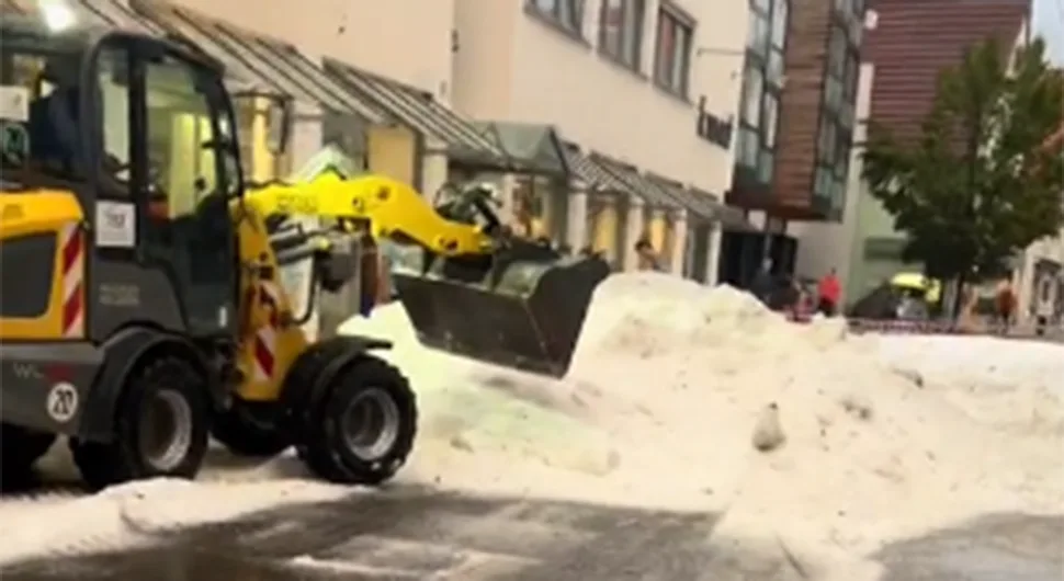 Snažno nevrijeme u njemačkom gradu: Grtalice za snijeg na terenu