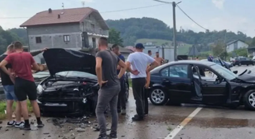 Težak sudar bmw-a i golfa, dijelovi rasuti po putu