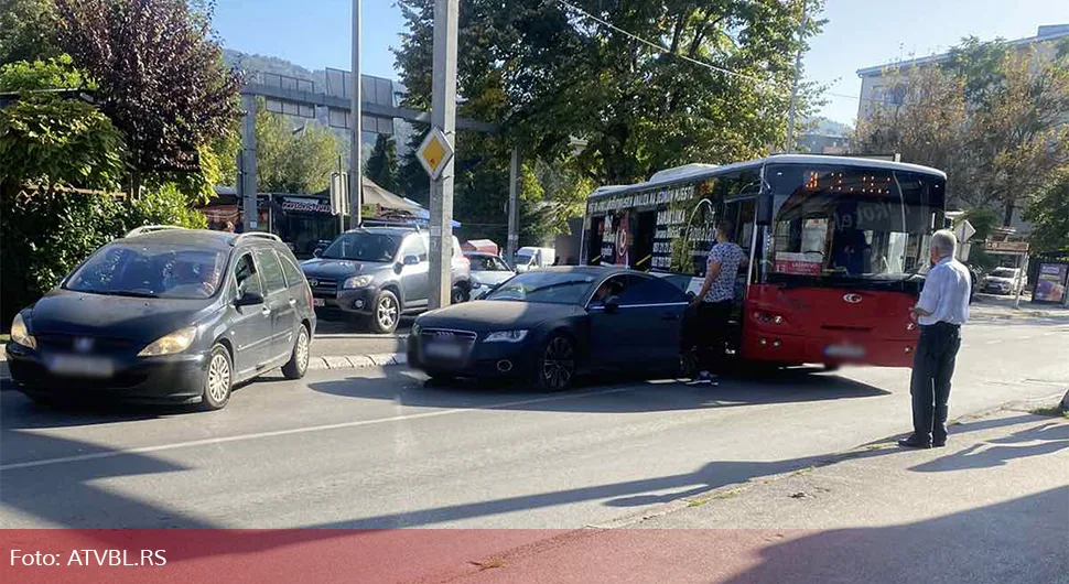 Sudar audija i autobusa u Banjaluci