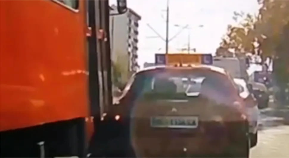 Tramvaj udario u vozilo auto-škole: Pogledajte trenutak udara