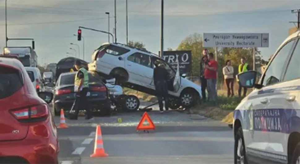 Težak udes, jedan auto se popeo na drugi