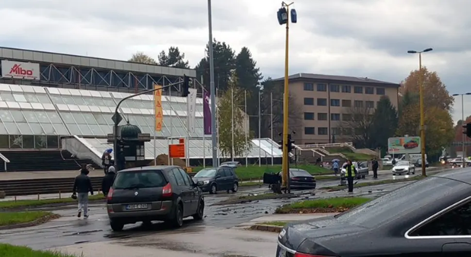 Težak sudar tri automobila, dijelovi rasuti po putu - četiri osobe povrijeđene