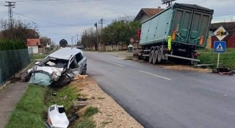 Jeziv sudar auta i kamiona! Vozilo u kanalu, ima povrijeđenih!