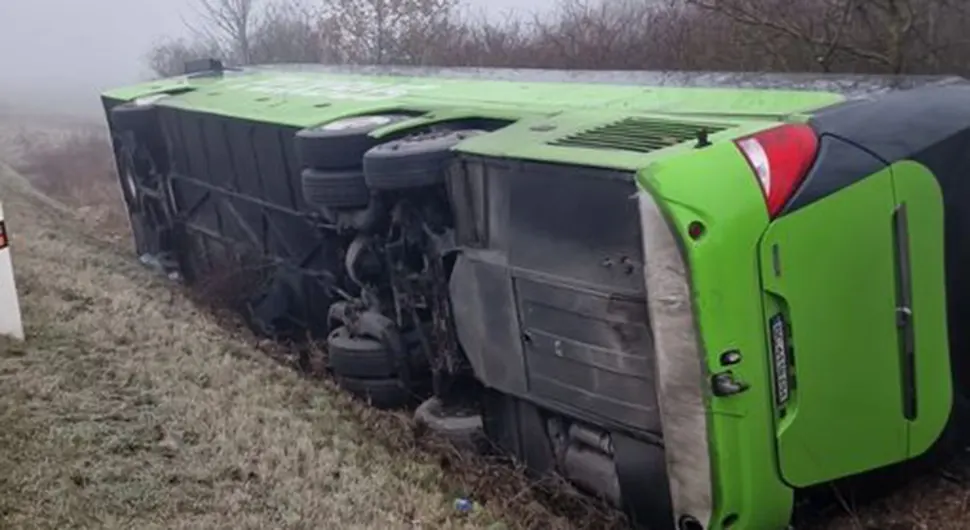 Prevrnuo se autobus pun putnika, ima povrijeđenih