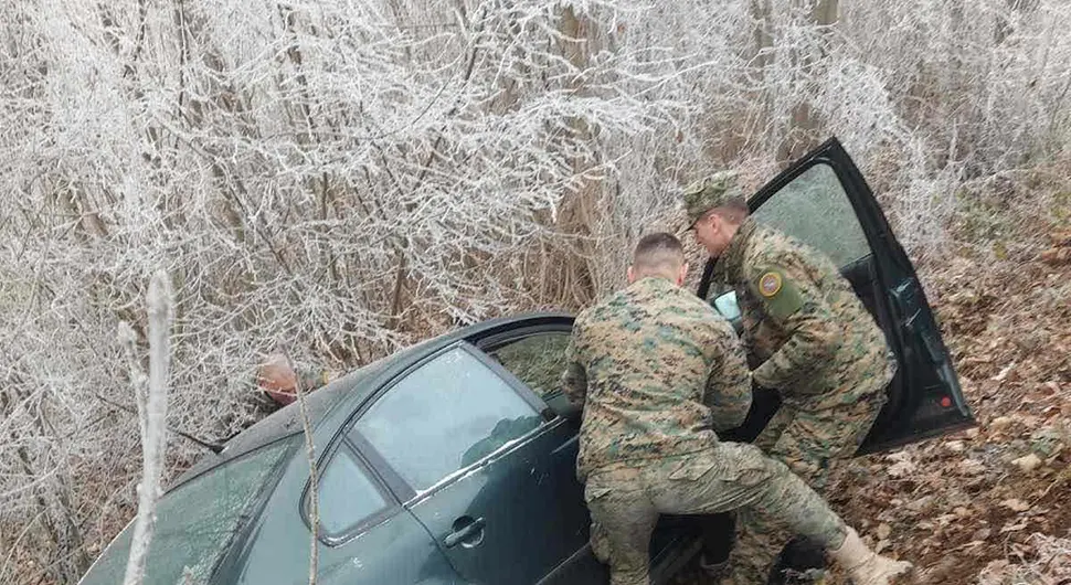 Pripadnici OS BiH spasavali ljude iz auta nakon nesreće