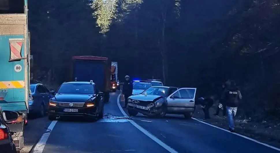 Žestok sudar, saobraćaj obustavljen, auto uništen