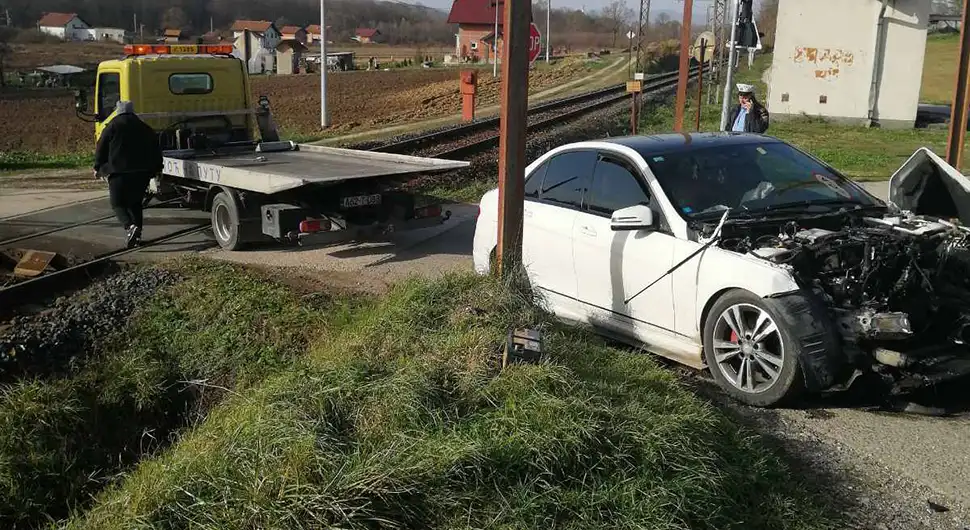 Нова несрећа: Воз ударио ауто на прелазу!