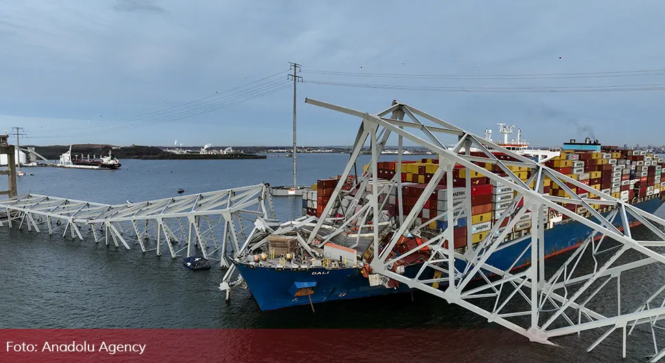 Брод који је ударио у мост изгубио погон, послао упозорење на судар