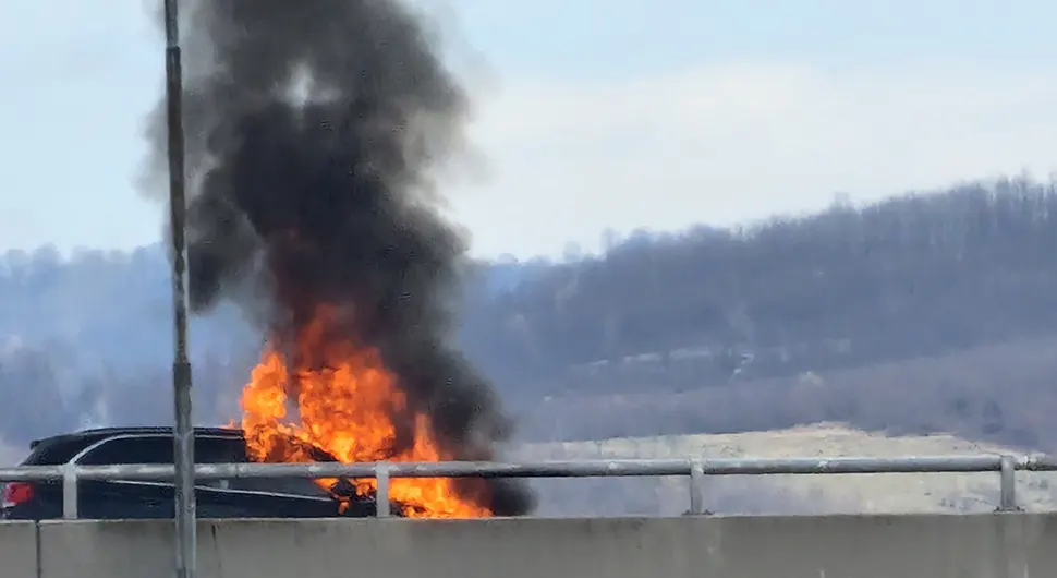 Zapalio se džip na autoputu, evo kako se vozač spasao