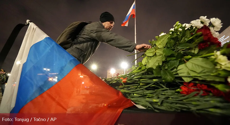 Камиони одвозе рушевине дворане; У Русији дан националне жалости