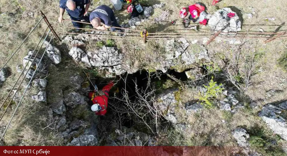 Пламен испред пећине гдје траже тијело мале Данке