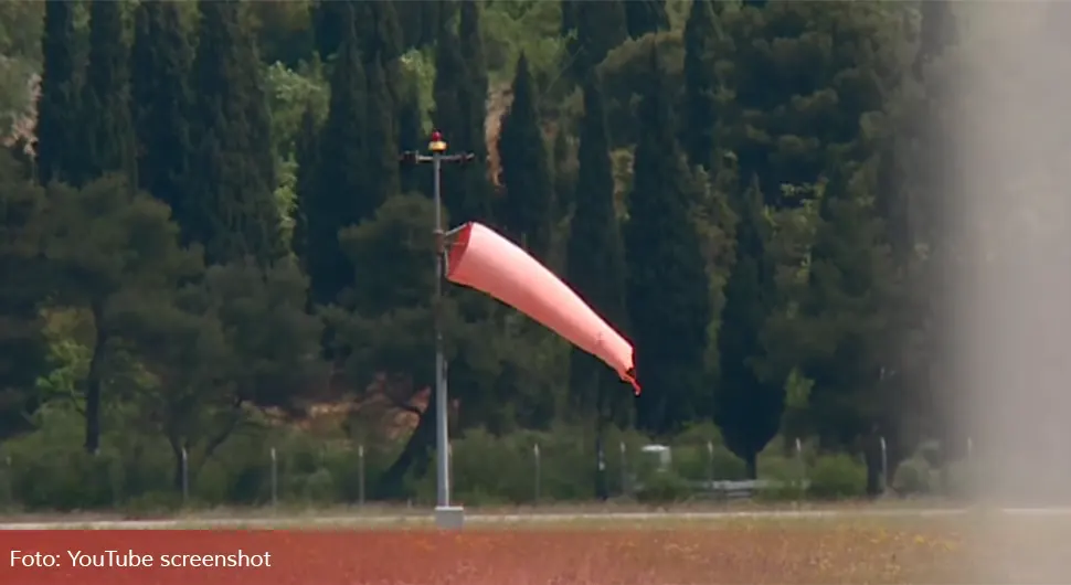 Ženu podoficira usisao motor borbenog aviona na platformi aerodroma