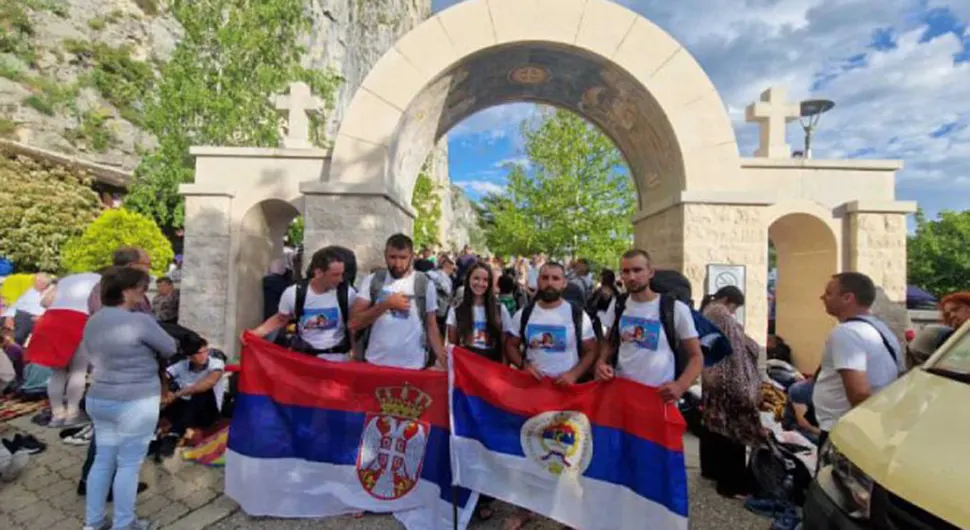 Humani gest sugrađana, pješice stigli na Ostrog kako bi pomogli Sergeju Stuparu