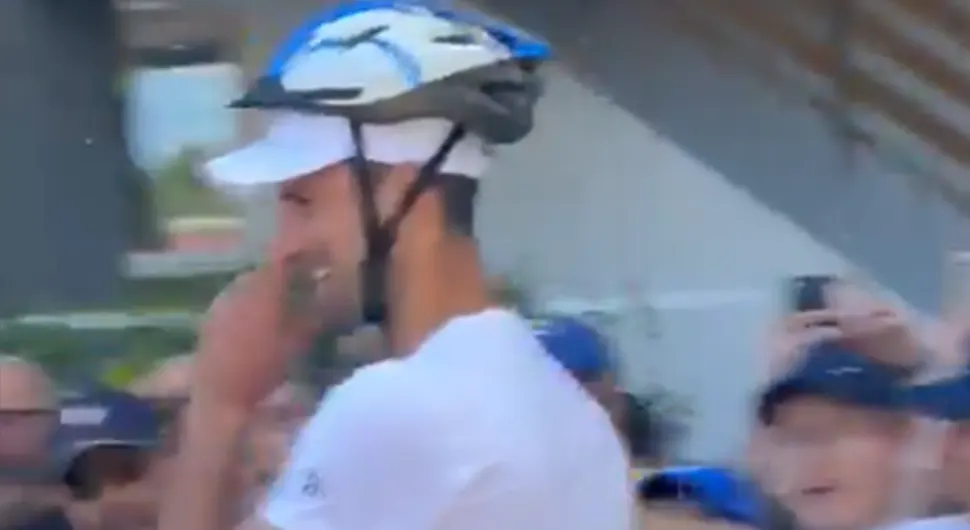 Novak Đoković se u javnosti nakon udarca pojavio sa kacigom na glavi
