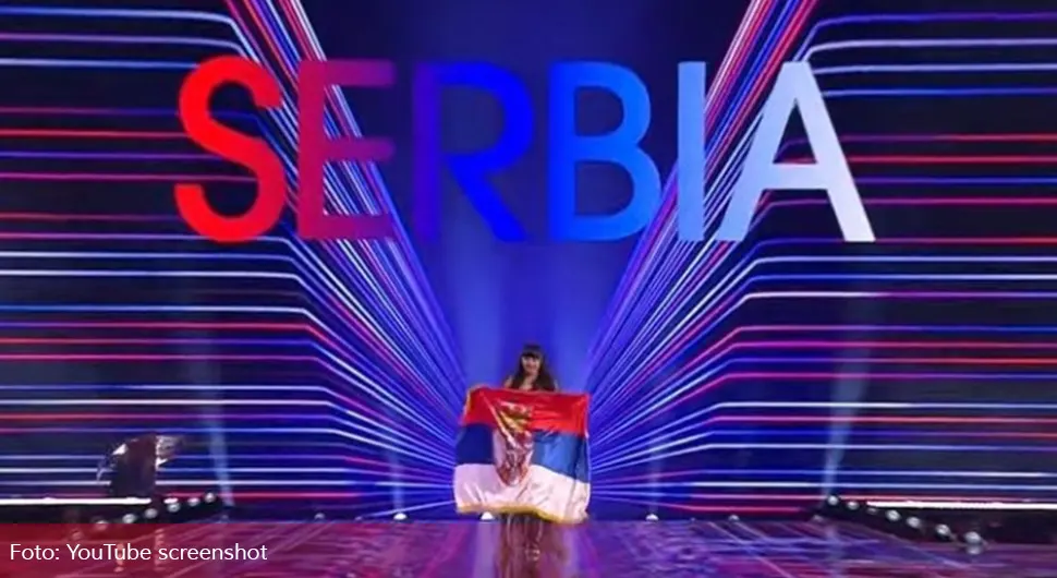 Теја Дора прошетала са српском заставом