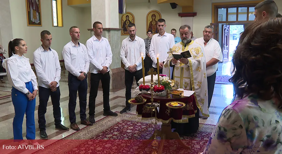 Na dan Svetog Vasilija krstilo se 12 članova porodice Babić
