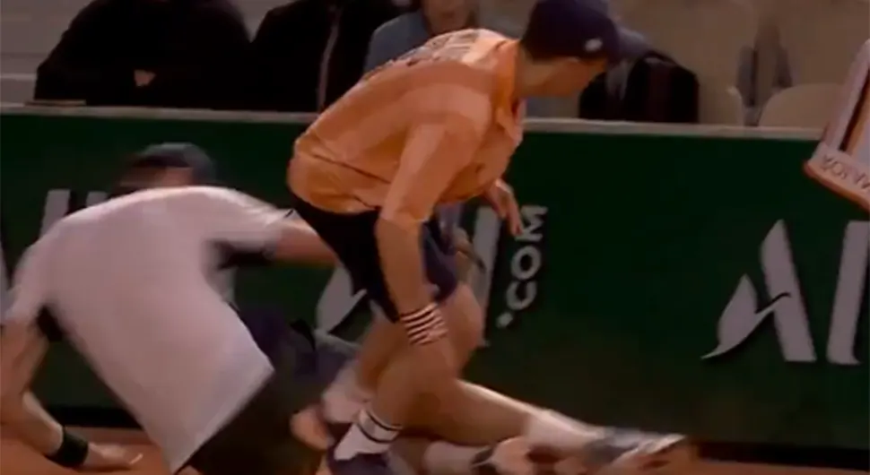 Хит сцена на Ролан Гаросу: Скупљач лоптица патосирао тенисера
