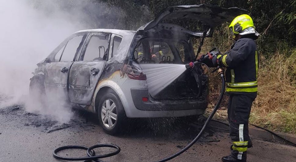 Сам плануо: Аутомобило изгорио у пожару код Бањалуке