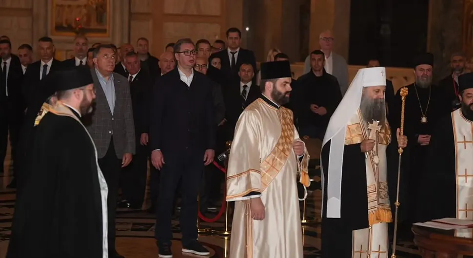 Dodik i Vučić na molitvi u Hramu Svetog Save pred odlazak predsjednika Srbije u Njujork