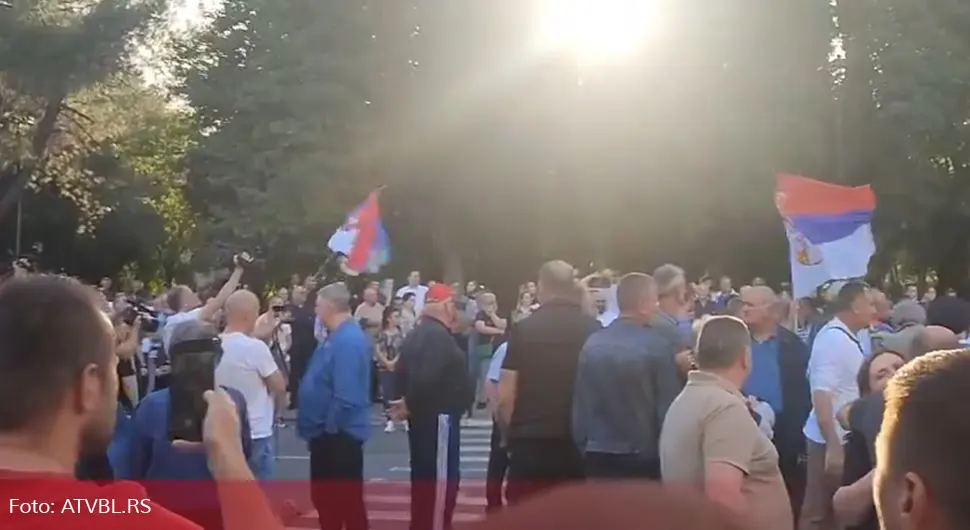 ATV u Podgorici, narod skandira: Izdaja!