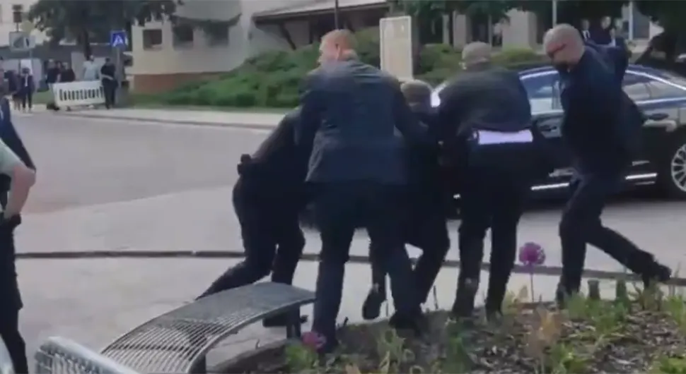 Uznemirujući snimak upucanog premijera Slovačke: Obezbjeđenje ga nosi u auto