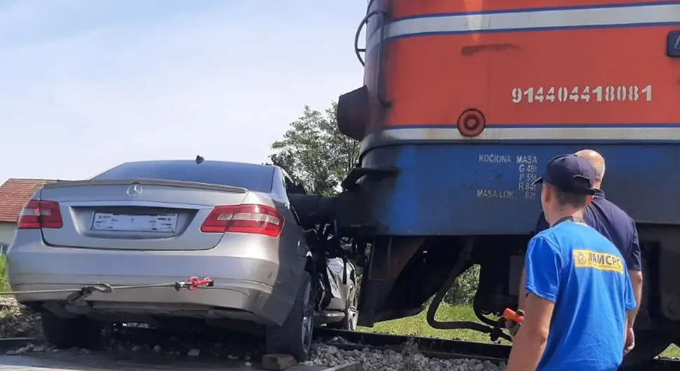 Nova nesreća: Automobil podletio pod lokomotivu!
