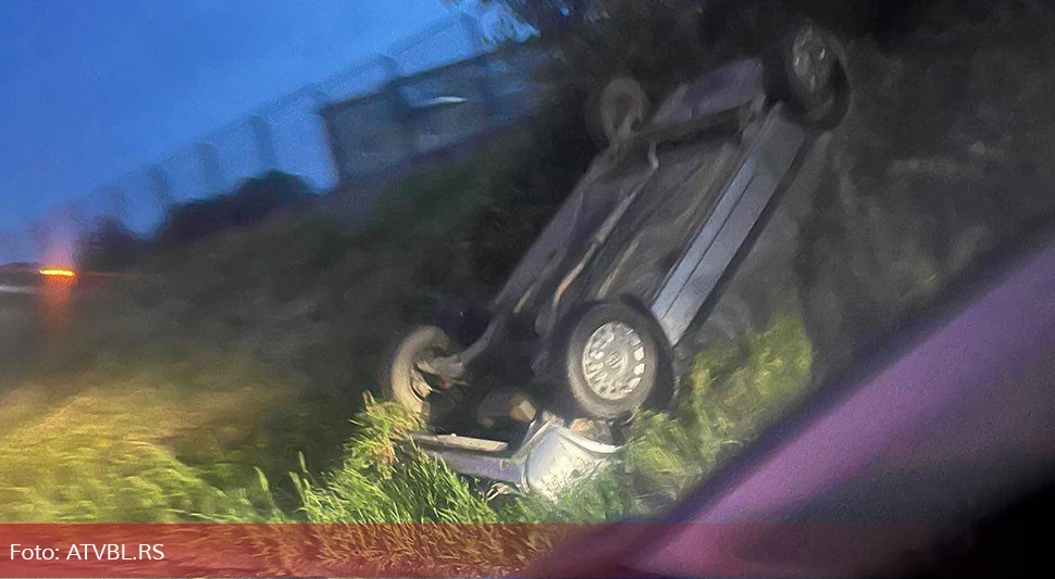 Udes na Tunjicama, auto završio na krovu