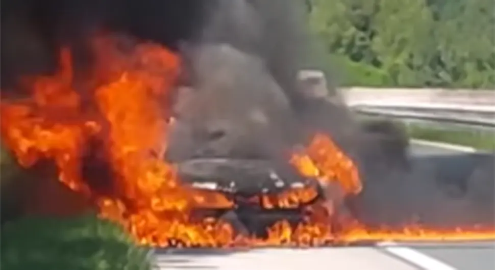 Изгорио ауто на ауто-путу у БиХ: Објављен језив снимак