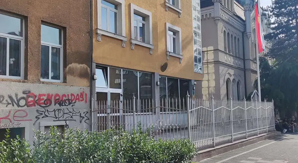 Амбасада Србије о вандалском чину у Сарајеву: Починиоце идентификовати и привести правди!