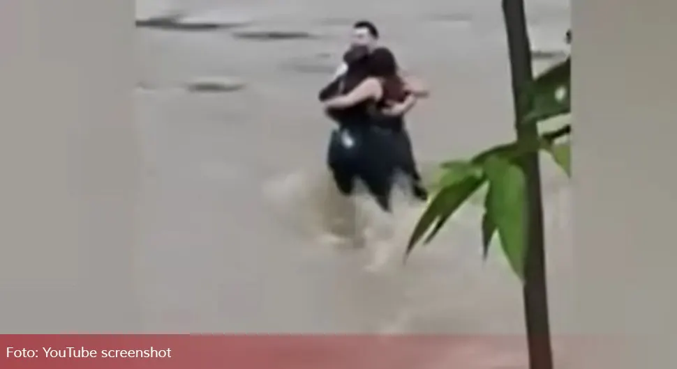 Потресан снимак: Троје младих се грле усред бујице, а онда су нестали под водом