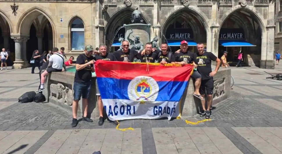Na Marjanplacu razvili zastavu Srpske - Gradiški Mačori stigli u Minhen da bodre Srbiju