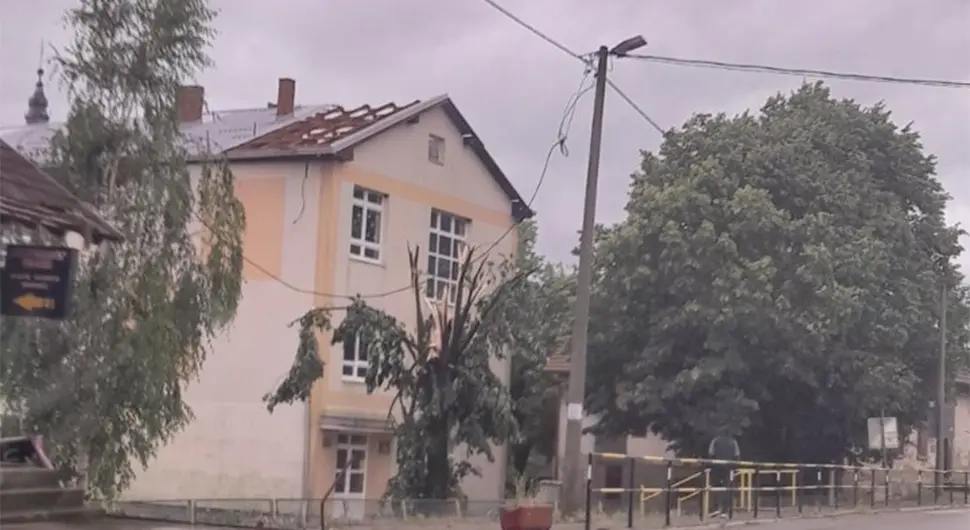 Невријеме у Српцу, оштећен кров и на школи