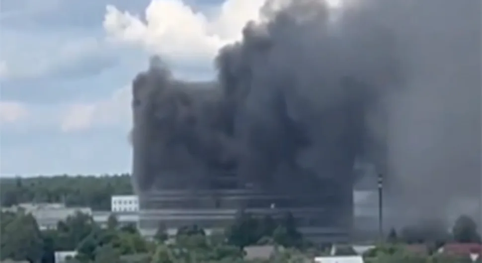 Пожар у предузећу радиоелектронске одбрамбене индустрије: Људи заробљени у згради