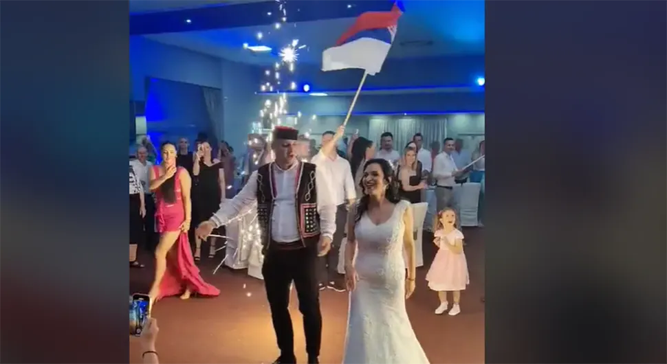 Srpske zastave, krajiška muzika - Mladenci iz Banjaluke oduševili ulaskom u salu