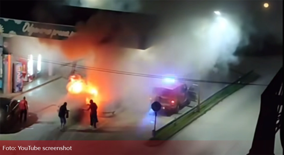 Букнуо пожар на бензинској пумпи приликом судара 2 аутомобила