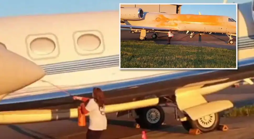 Климатски активисти упали на аеродром и испрскали авионе наранџастом фарбом