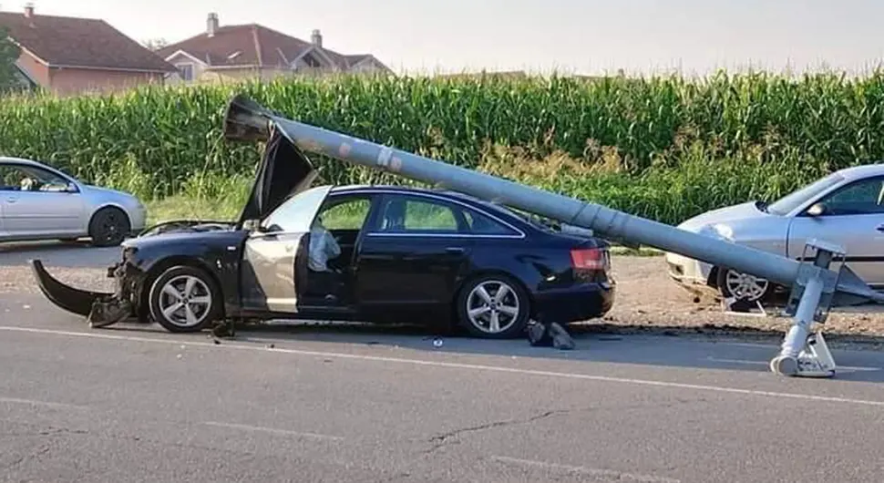 Jeziv prizor: Autom se zabio u stub sa kamerama, vozilo smrskano