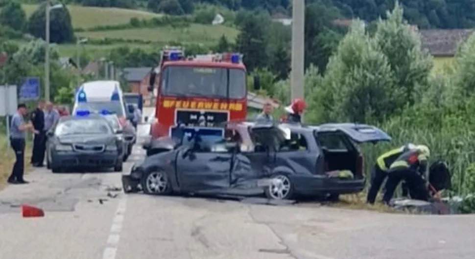 Jeziva saobraćajka: Poginule dvije osobe, vatrogasci pokušavaju izvući tijela